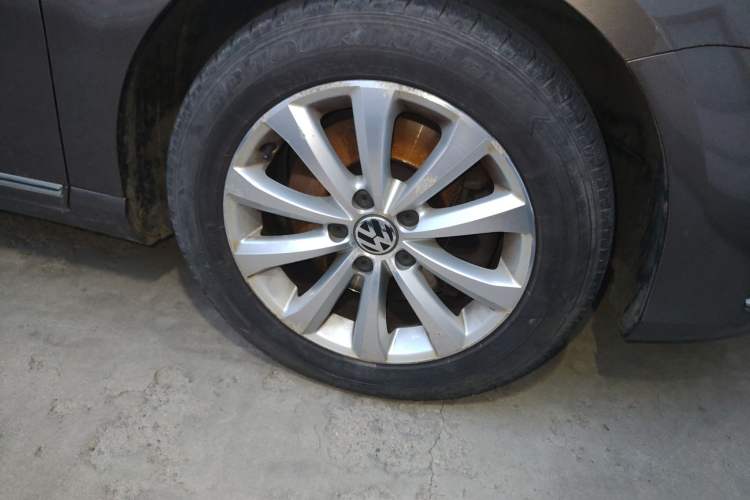 Used Volkswagen Magotan 2015 Revised Version 2.0 TSI Luxury Edition Right Front Wheel Hub