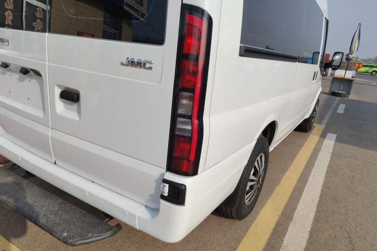 Used JMC Fushun 2025 2.0T 6MT Diesel Mid-Roof Mid-Height Commercial Multi-Purpose 7-Seater Passenger Vehicle
