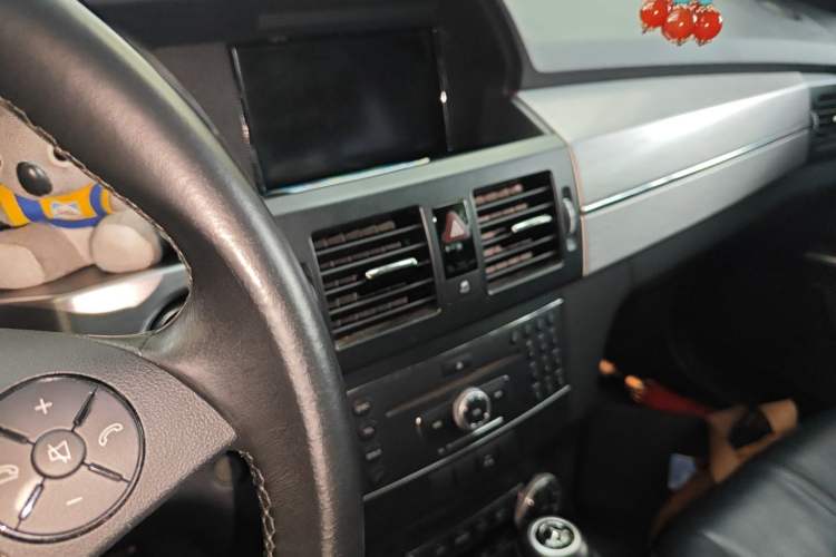 Used Mercedes-Benz GLK-Class 2011 GLK 300 4MATIC Luxury Model Audio And AC Panel