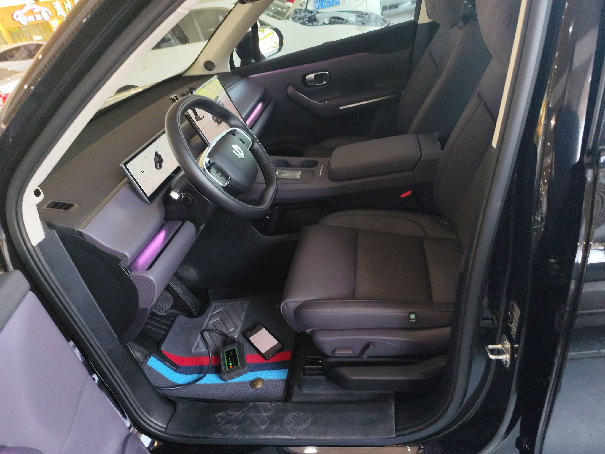 المقاعد الأمامية داخل السيارة