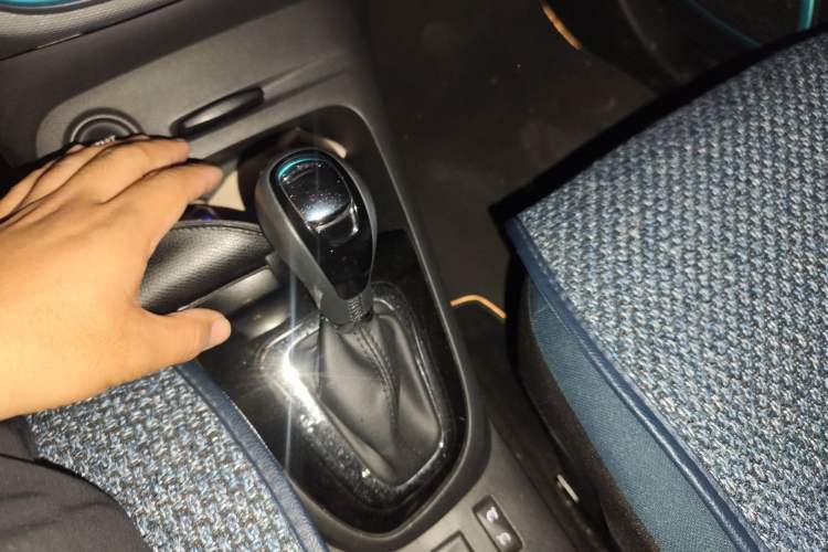 Used Renault Captur 2015 1.2T Automatic Comfort Edition Gear Lever