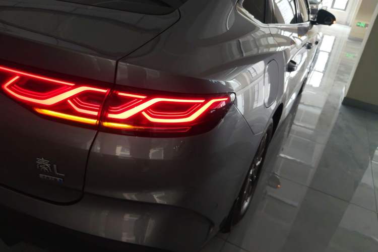 Used BYD Qin L 2025 DM-i Smart Drive 80KM Leading Model Right Rear Taillight