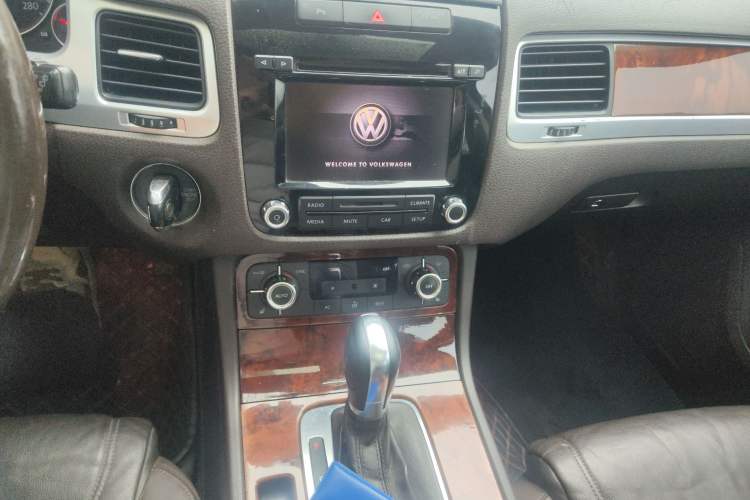 Used Volkswagen Touareg 2011 3.0 TDI Diesel Standard Version Audio And AC Panel