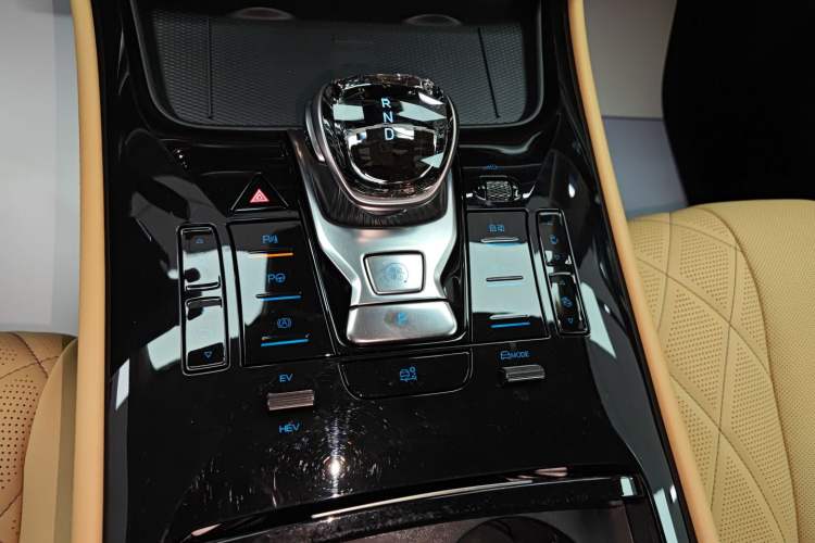 Used Denza D9 2025 DM-i Intelligent Drive 1020 Four-Wheel Drive Flagship Model