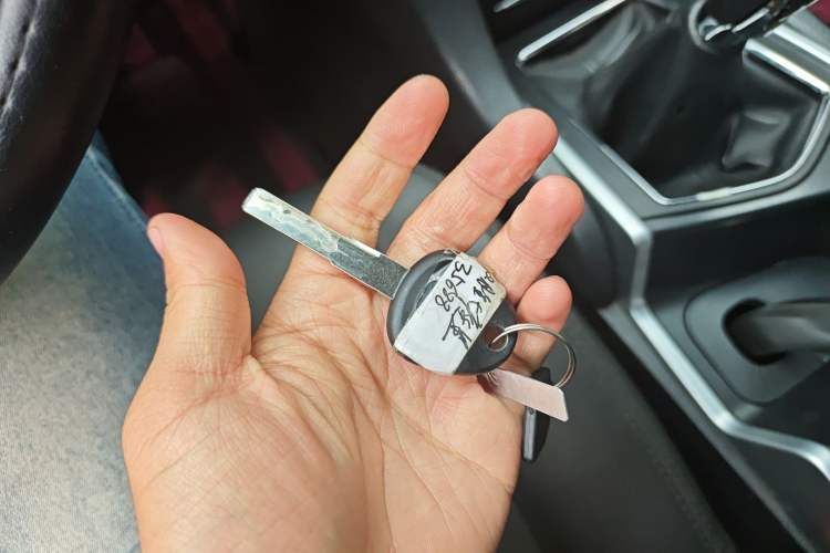 Used JMC Yusheng S350 2013 2.4T Manual Two-Wheel Drive Diesel Luxury 7-Seater Interior 1