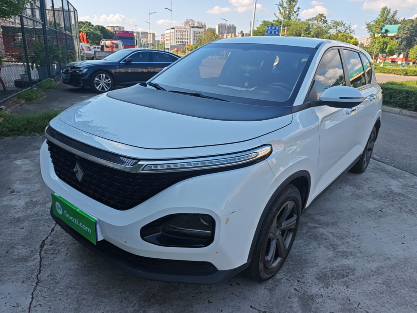 Под передней частью автомобиля