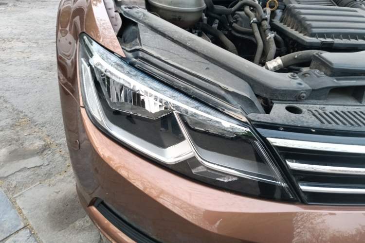 Used Volkswagen Lamando 2015 230TSI DSG Fashion Edition Right Front Headlight