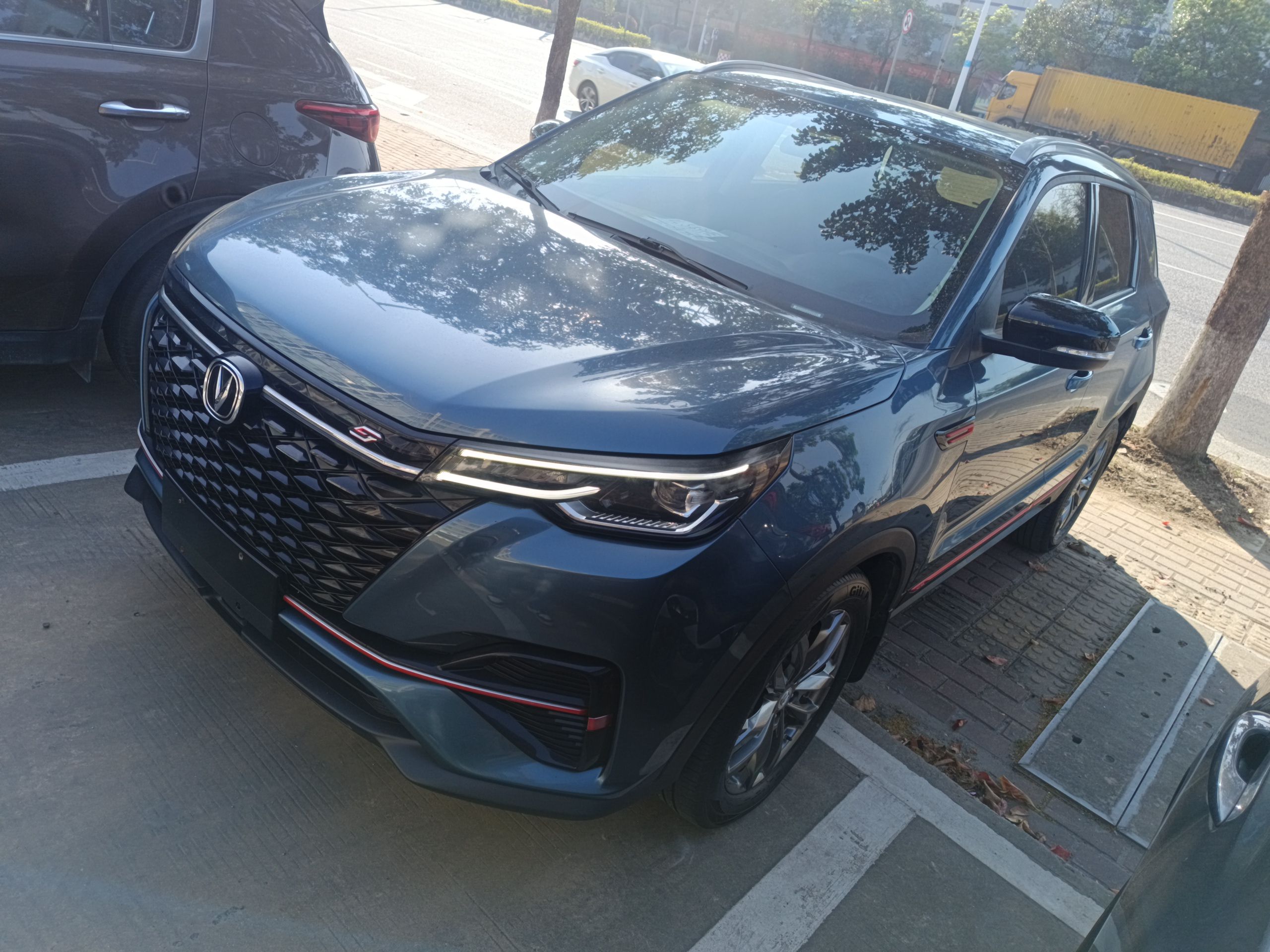 تحت مقدمة السيارة