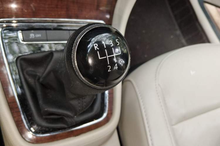 Used Volkswagen Lavida 2013 Restyled Classic 1.6L Manual Comfort Edition Gear Lever