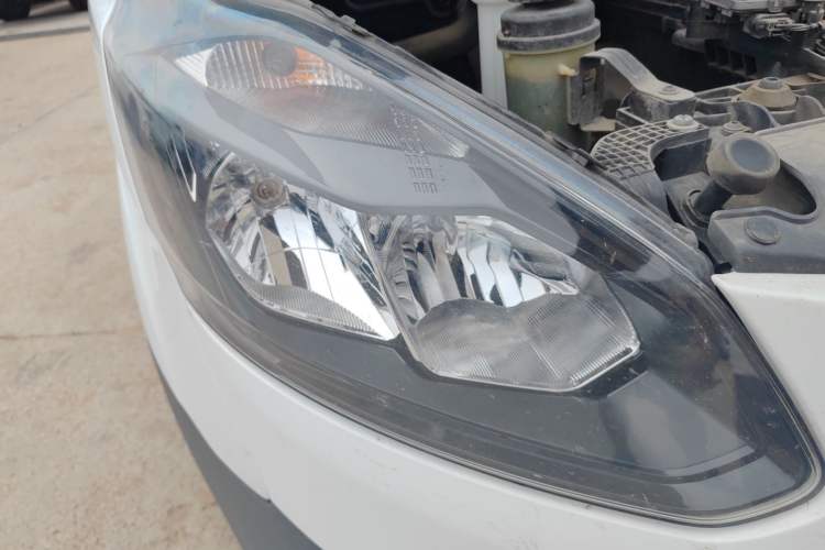 Used Ford Transit 2019 2.0T Diesel Van Mid-Chassis Mid-Roof 3-Seater China VI Standard
