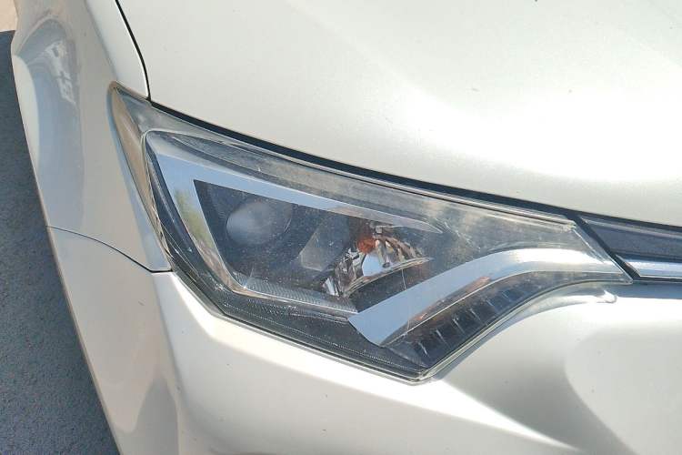 Used Toyota RAV4 2016 2.0L CVT Two-Wheel Drive Comfort Edition China V Standard Right Front Headlight