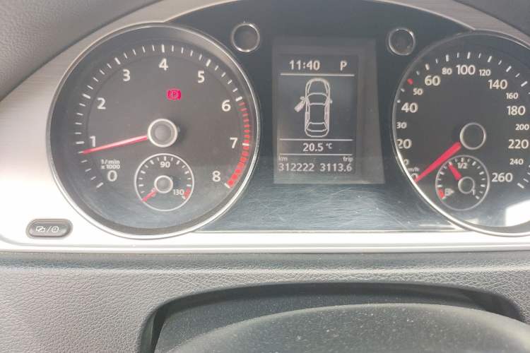 Used Volkswagen Magotan 2013 1.8TSI Premier Model Odometer Close Up