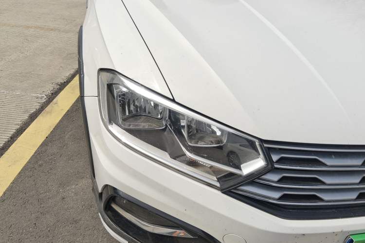 Used Volkswagen C-TREK 2017 1.6L Automatic Comfort Model Right Front Headlight