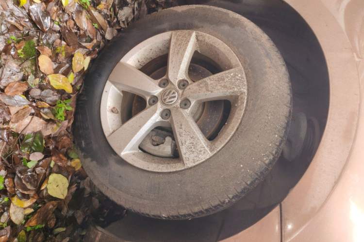 Used Volkswagen Gran Lavida 2015 1.6L Automatic Fashion Edition Right Front Wheel Hub