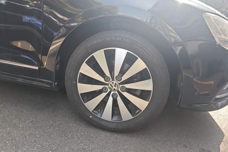 Used Volkswagen Sagitar 2017 1.6L Automatic Comfort Model Right Front Wheel Hub