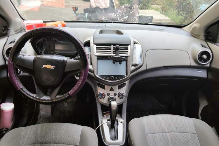 Used Chevrolet Aveo Sonic 2014 Sedan 1.4SL AT Fashion Edition Center Console