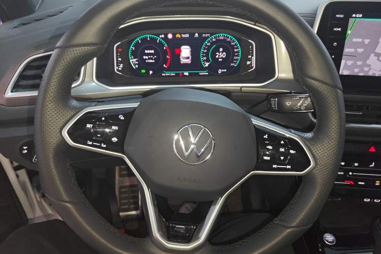 Used Volkswagen T-ROC 2025 Facelifted 300TSI DSG Two-Wheel-Drive Chen Guang Edition
