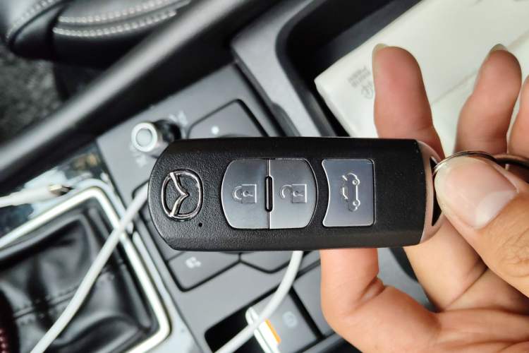 Used Mazda 3 Axela 2017 Sedan 1.5L Automatic Luxury Model China VI Standard Vehicle Key