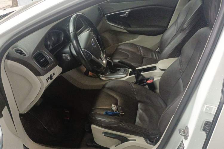 Used Volvo V40 2015 1.6T Zhiyi Edition
