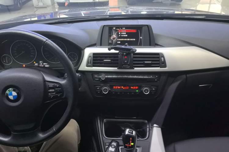 Used BMW 3 Series 2015 320i Luxury Line Stylish Edition