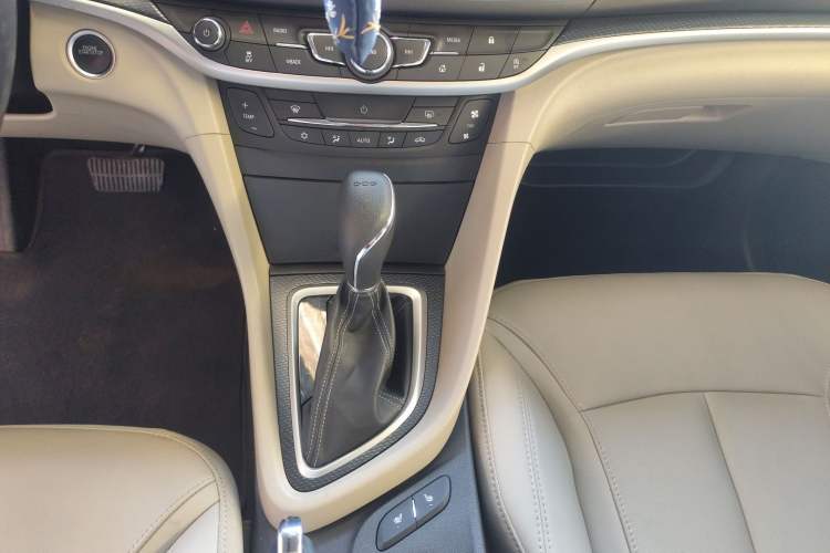 Used Buick GT 2018 15T Dual-Clutch Elite Model China V Standard Gear Lever