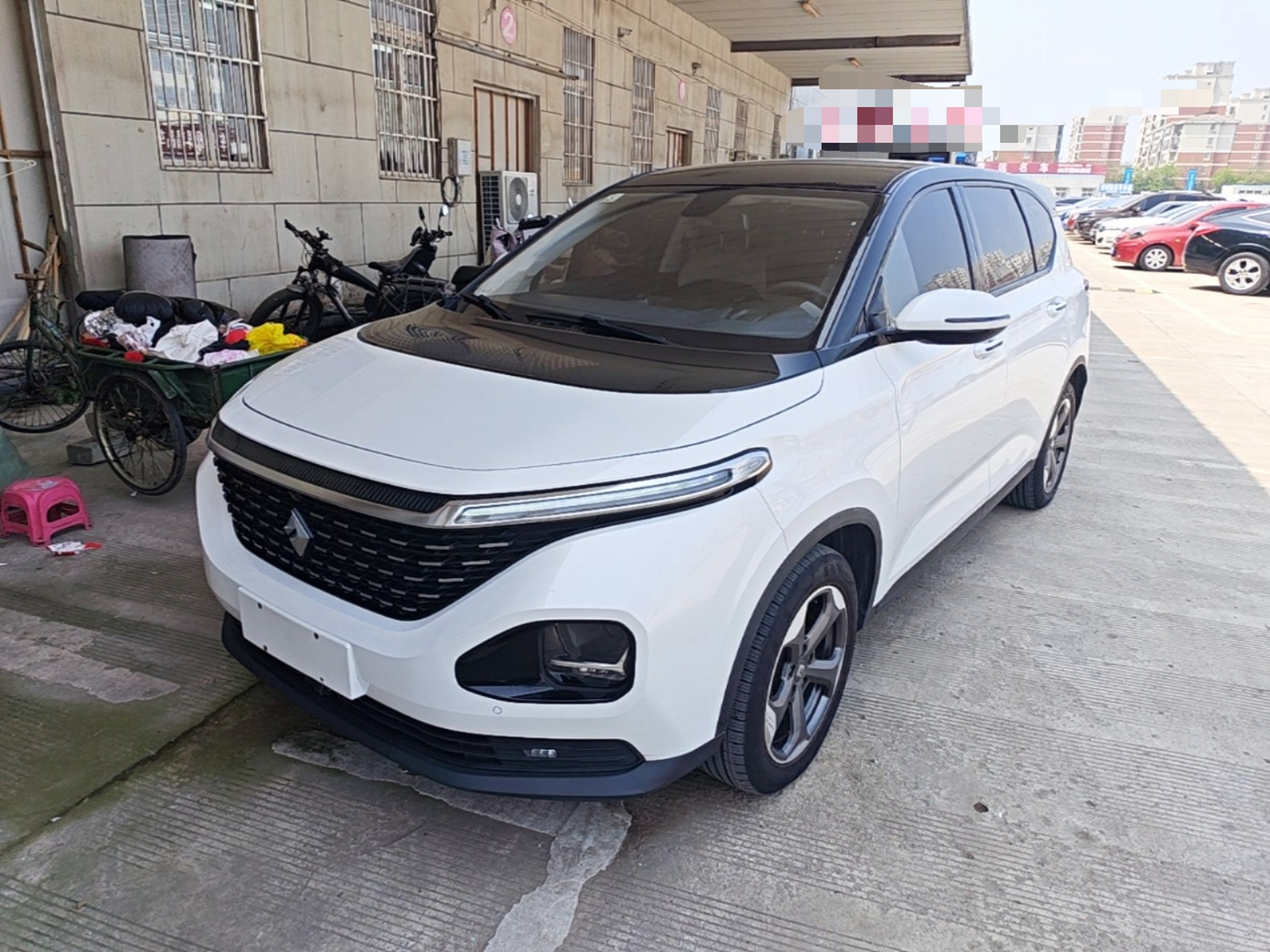 تحت مقدمة السيارة