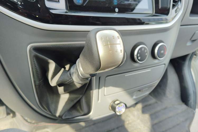 Used SAIC MAXUS Xintu V80 2023 2.0T Manual Classic City Delivery King Short Wheelbase Ultra-Low Roof 3-Seater
