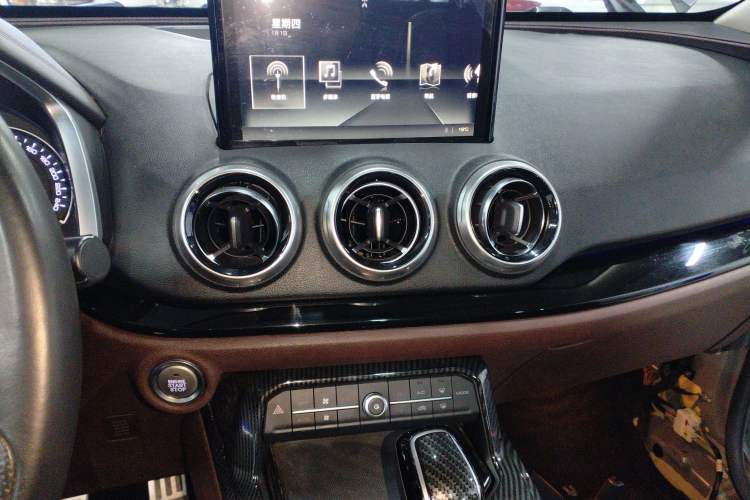 Used Wey VV5 2017 2.0T Ultra-Luxury Version Audio And AC Panel