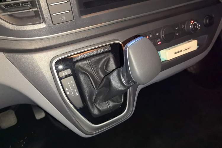 Used SAIC MAXUS Xintu V80 2025 Value Edition Aoyuntong 2.0T AMT Short Wheelbase Ultra-Low Roof 127 Ps 5/6 Seats
