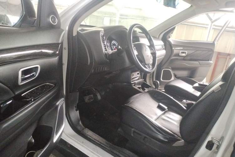 Used Mitsubishi Outlander 2019 2.0L Two-Wheel Drive Comfort Edition 5 Seats China VI Standard Driver Seat