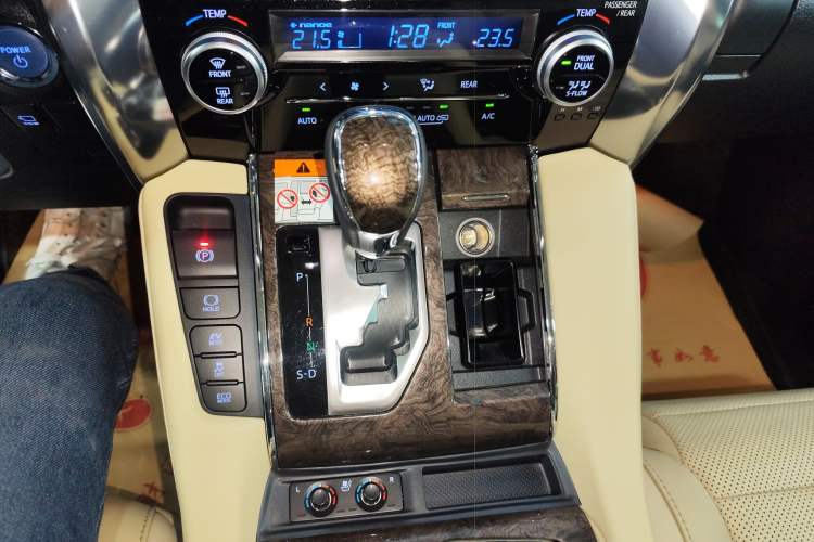 Used Toyota Vellfire 2023 Crown Dual-Engine 2.5L HV Ultimate Edition
