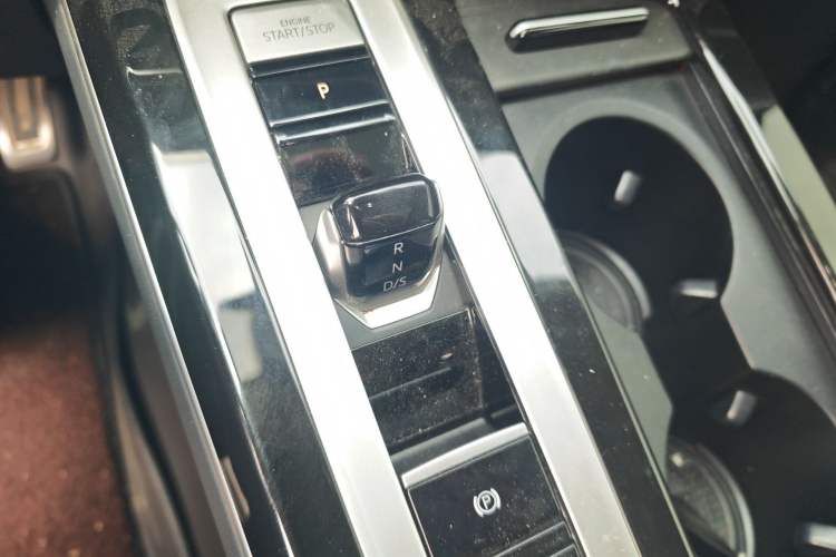 Used Volkswagen Tavendor 2024 380TSI All-Wheel-Drive R-Line Cruise Premium Edition Gear Lever