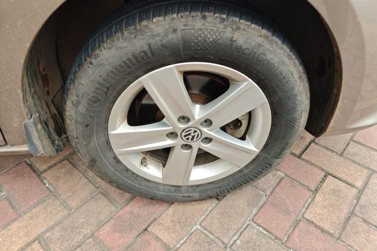 Used Volkswagen Bora 2013 1.6L Automatic Fashion Model Right Front Wheel Hub