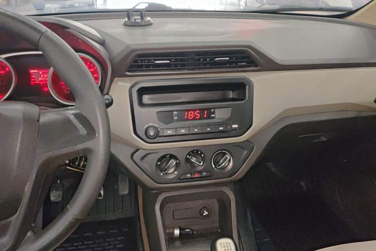 Used Wuling Hongguang 2019 1.5L S Standard Version China VI LAR Audio And AC Panel