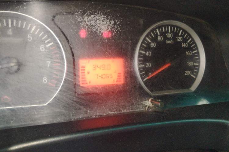 Used FORTHING Lingzhi 2016 V3 1.5L 7-Seater Comfort Model China V Standard Odometer Close Up