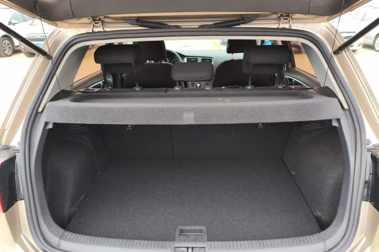 Used Volkswagen Golf 2016 1.6L Automatic Fashion Model
