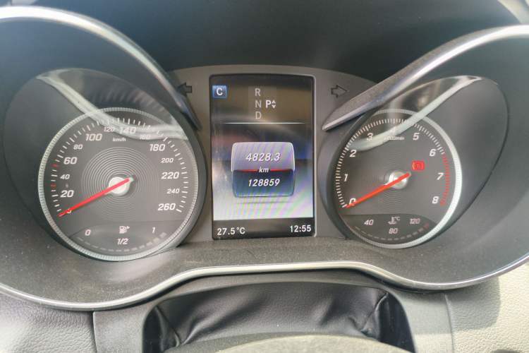 Used Mercedes-Benz C-Class 2016 C 200 L Sport Edition Odometer Close Up