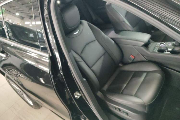 Used Cadillac XT4 2024 28T Two-Wheel-Drive Luxury Version Right Front Seat