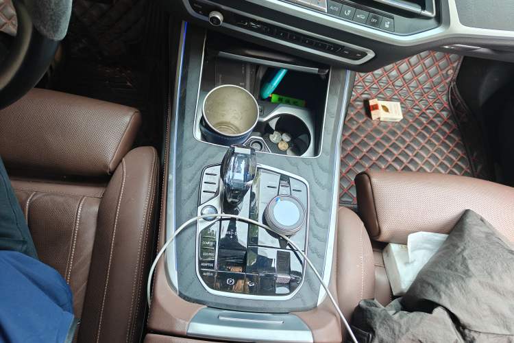 Used BMW X7 2022 xDrive40i Luxury Package with Leading Features Gear Lever