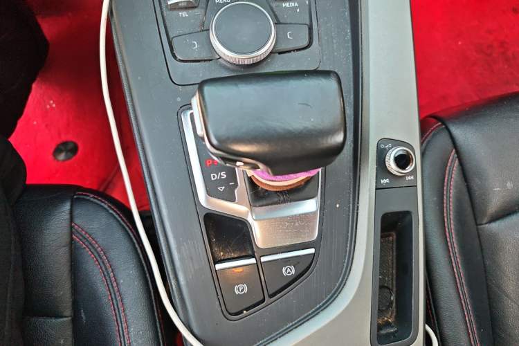 Used Audi A4L 2019 40 TFSI Ambition China VI Gear Lever