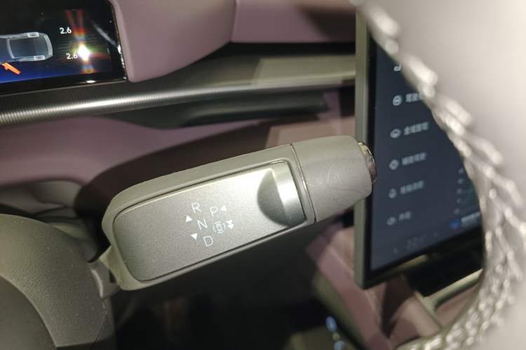 Used XPeng P7 2025 Model—750 All-Wheel-Drive High-Performance Ultra Gear Lever