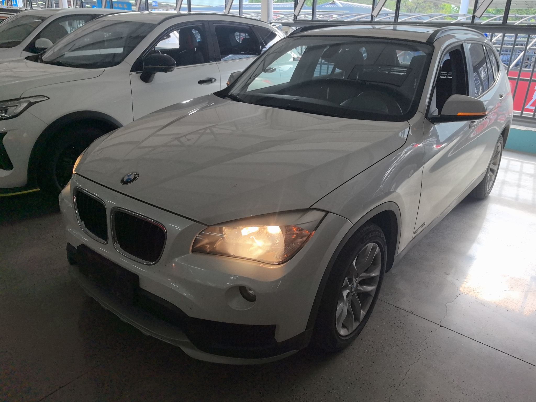 Под передней частью автомобиля