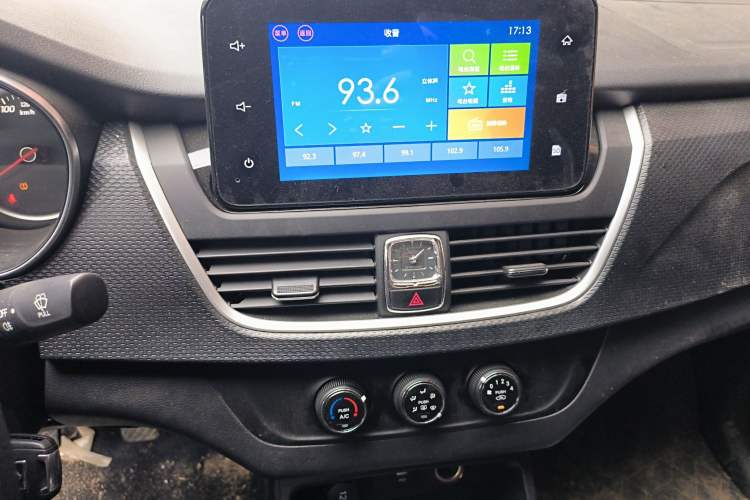 Used Baojun 730 2019 1.5L Manual Fashion Model 7-seater National V Audio And AC Panel