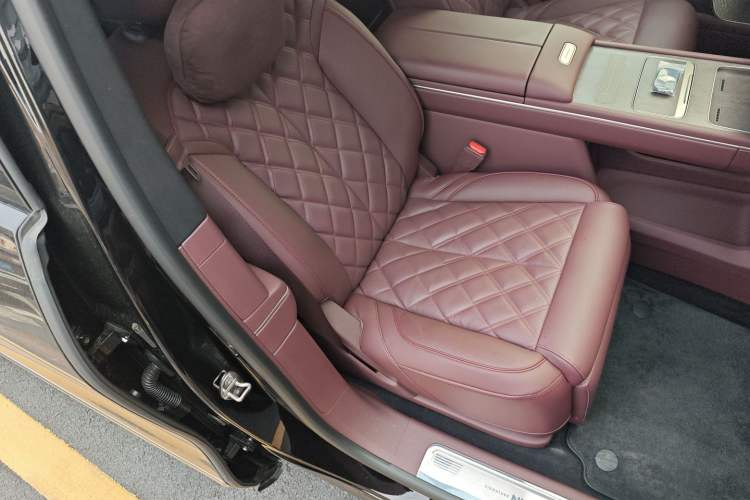 Used Nio ES8 2026 Model 6-seat Executive Signature Edition Right Front Seat