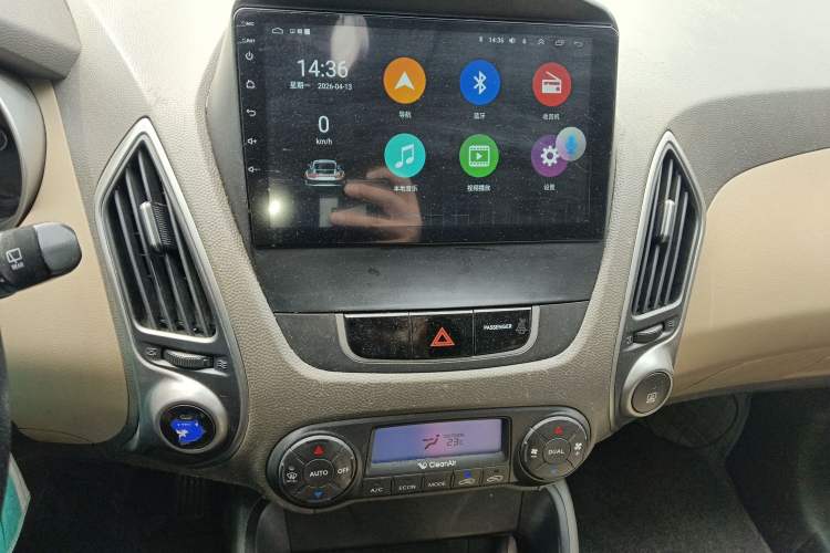 Used Hyundai ix35 2012 2.0L Automatic 4x4 Prestige Edition GLS Audio And AC Panel