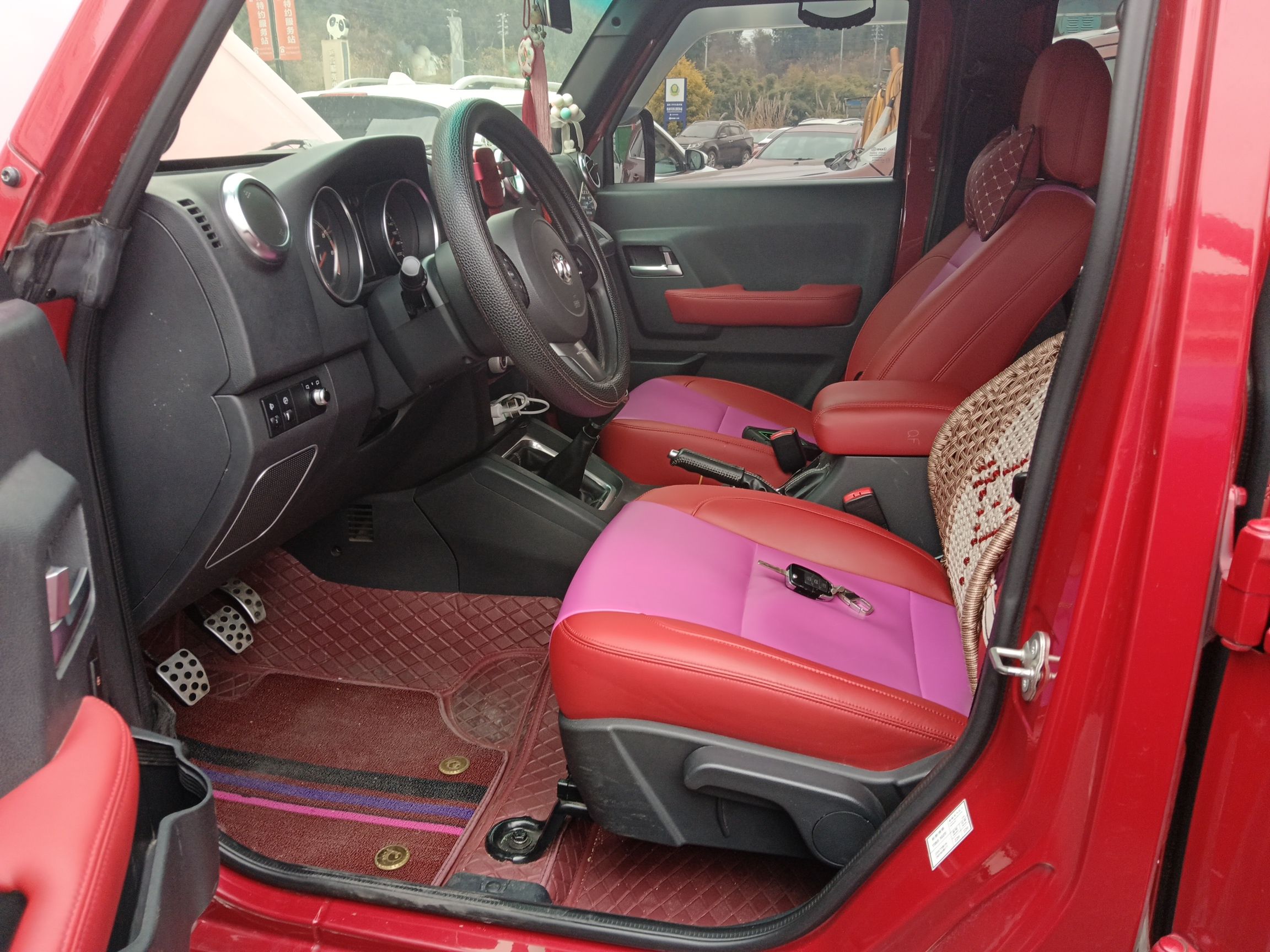 المقاعد الأمامية داخل السيارة