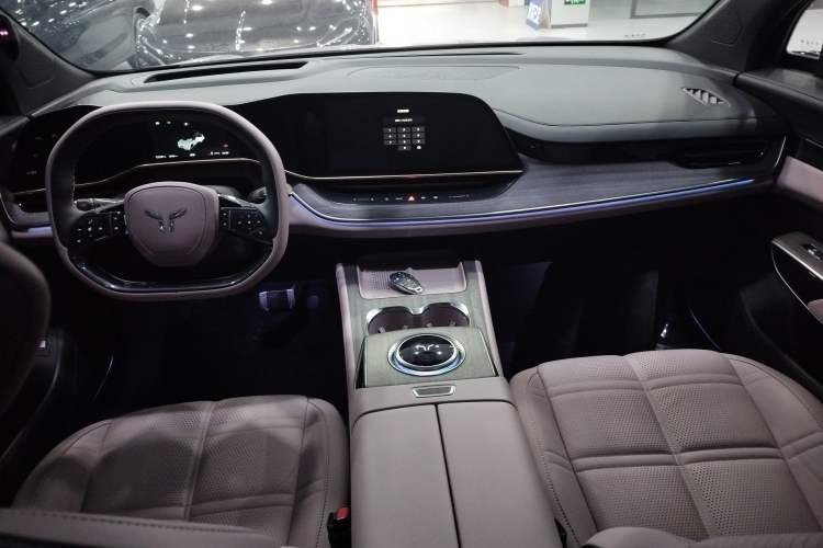 Used Hongqi Tiangong 08 2025 680 Ultra Four-Wheel-Drive Version Center Console