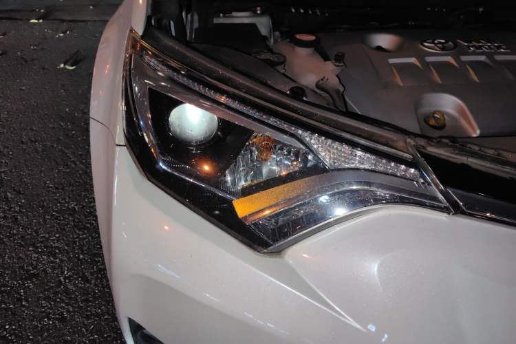 Used Toyota RAV4 2016 2.0L CVT Two-Wheel Drive Fashion Edition China V Standard Right Front Headlight