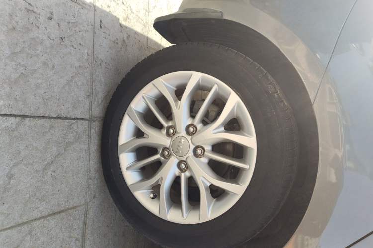 Used Kia K3S 2014 1.6L Automatic DLX Right Rear Wheel Hub