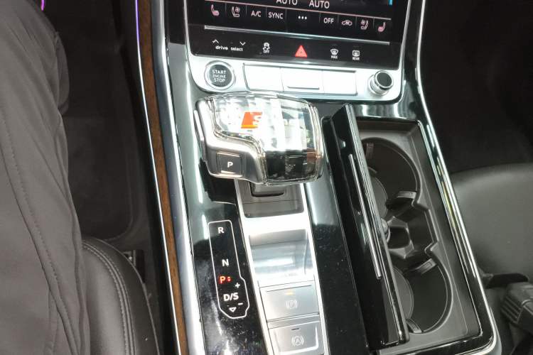 Used Audi Q7 2022 55 TFSI quattro S line Sport model
